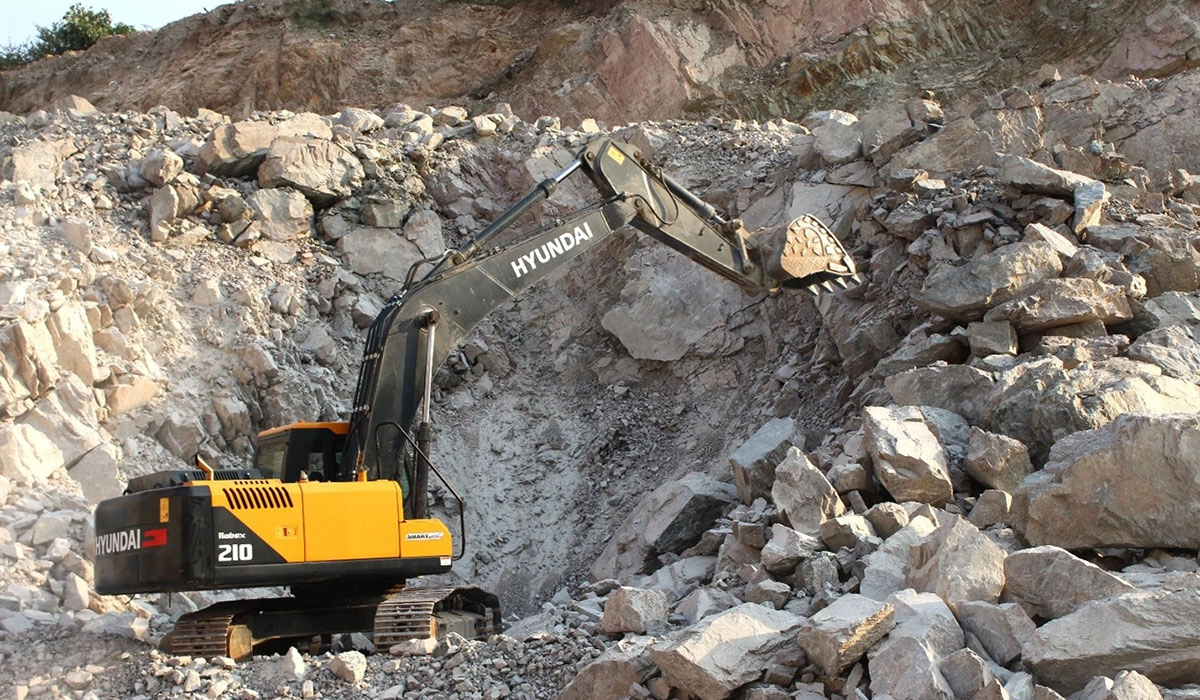 Hyundai R210 The Hyundai R210 SMART PLUS excavator